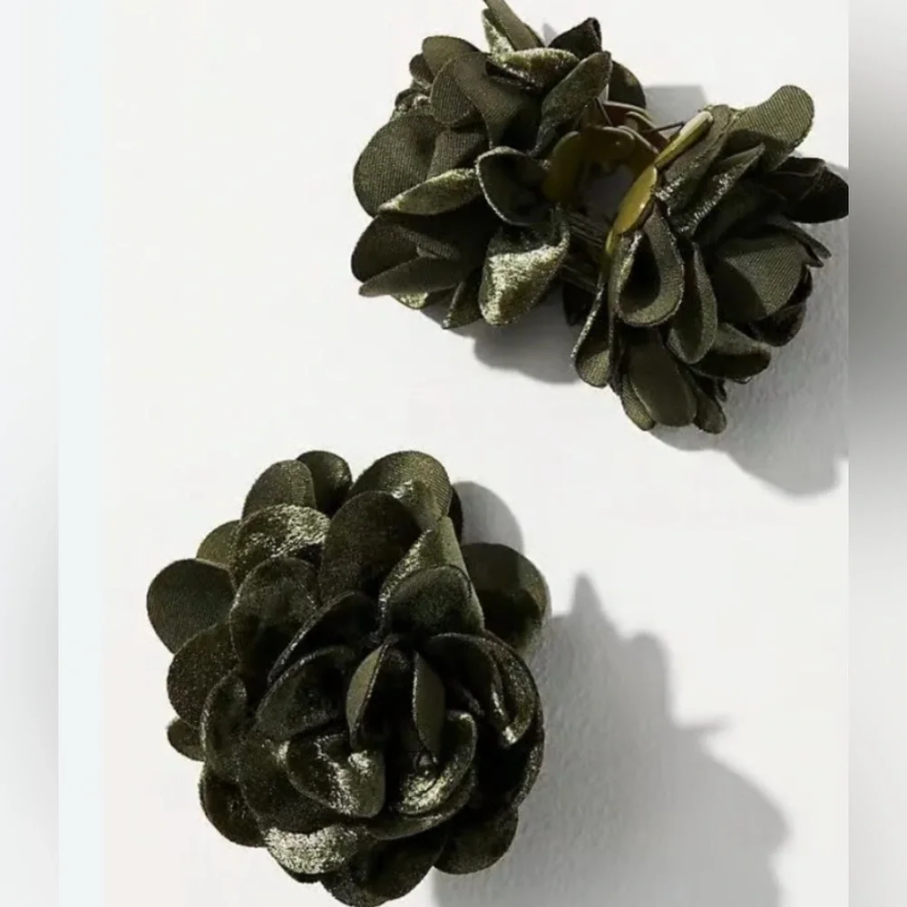NWT Anthropologie Green Velvet Rosette Hair Claw Clip